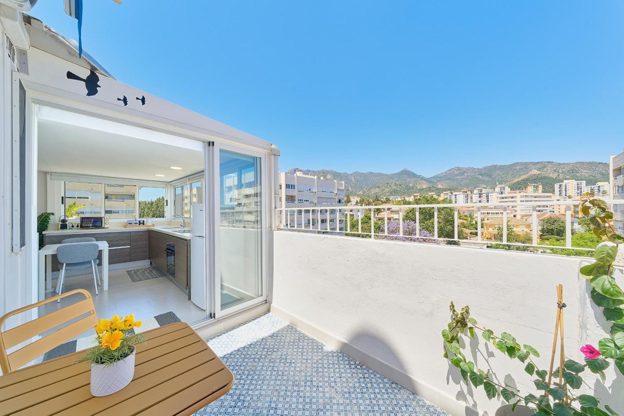 Hola Cozy Penthouse Old Town & Apartment