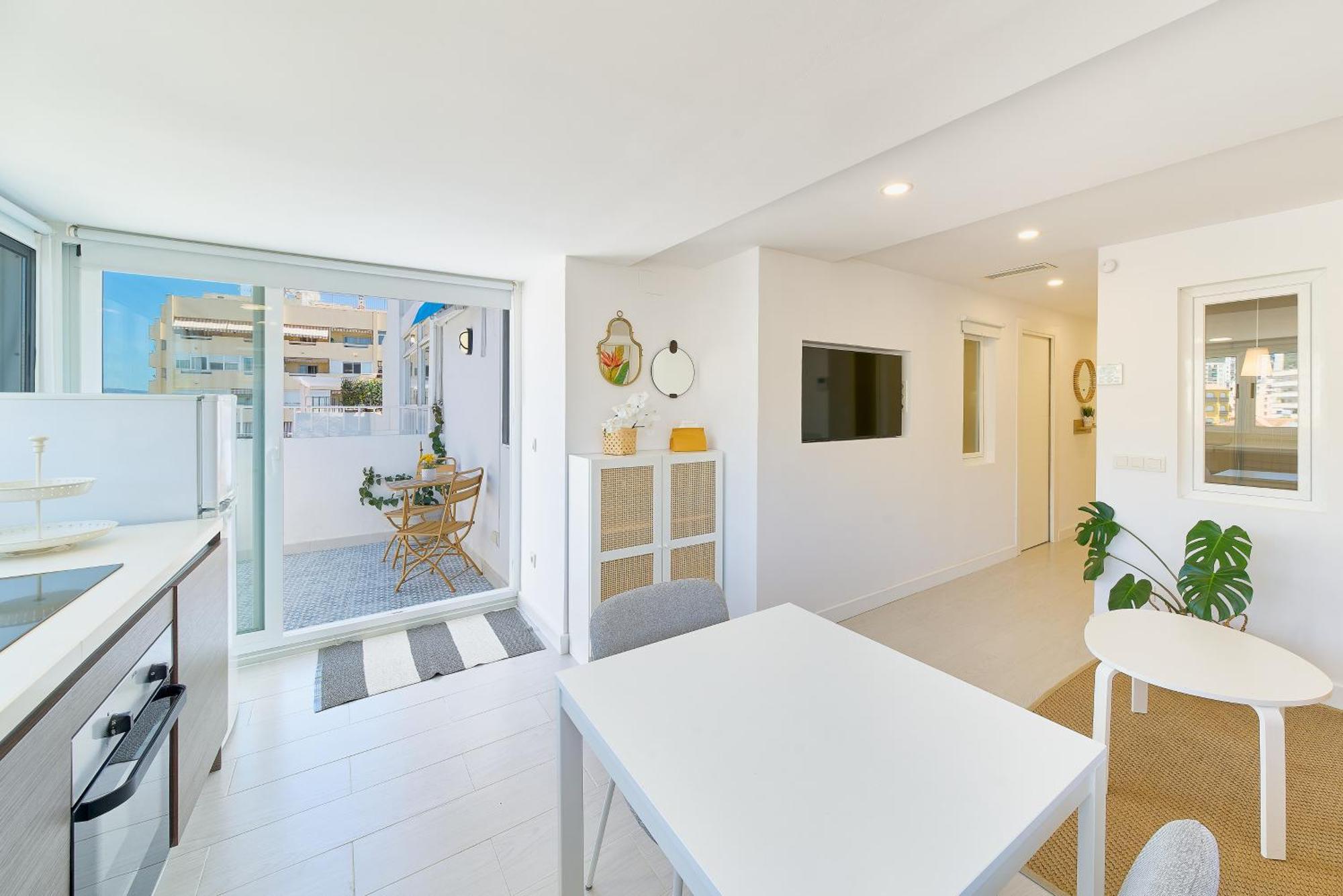 Hola Cozy Penthouse Old Town & *